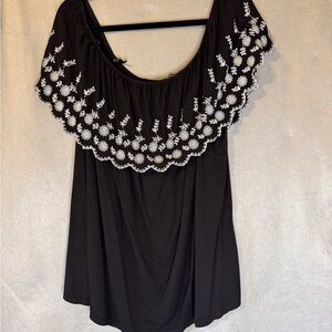 Adrianna Papell Black and White Ruffled Sleeveless Blouse. Very Good Condition.
